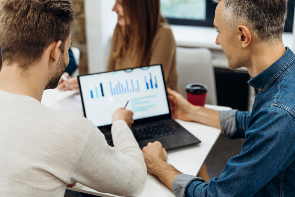 employés devant ordinateur