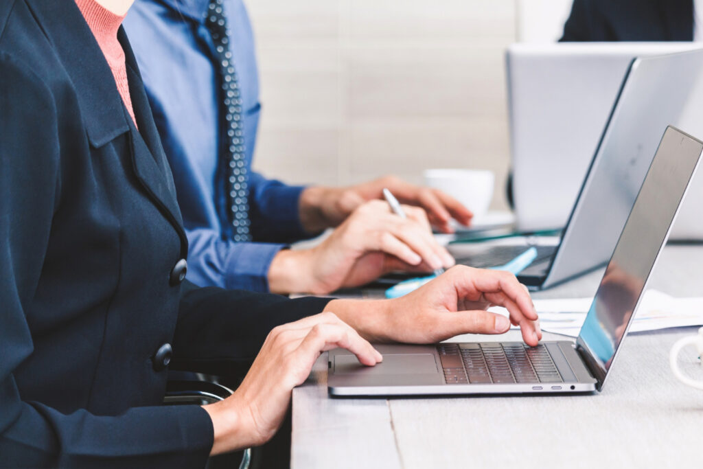 mains tapent sur ordinateurs